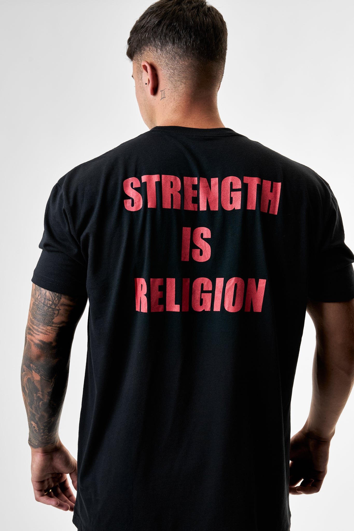 CAMISETA STRENGTH IS RELIGION - NEGRO