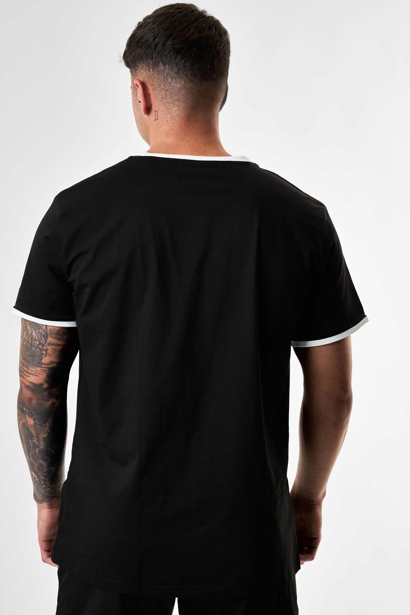 CAMISETA BÁSICA PBS - NEGRO
