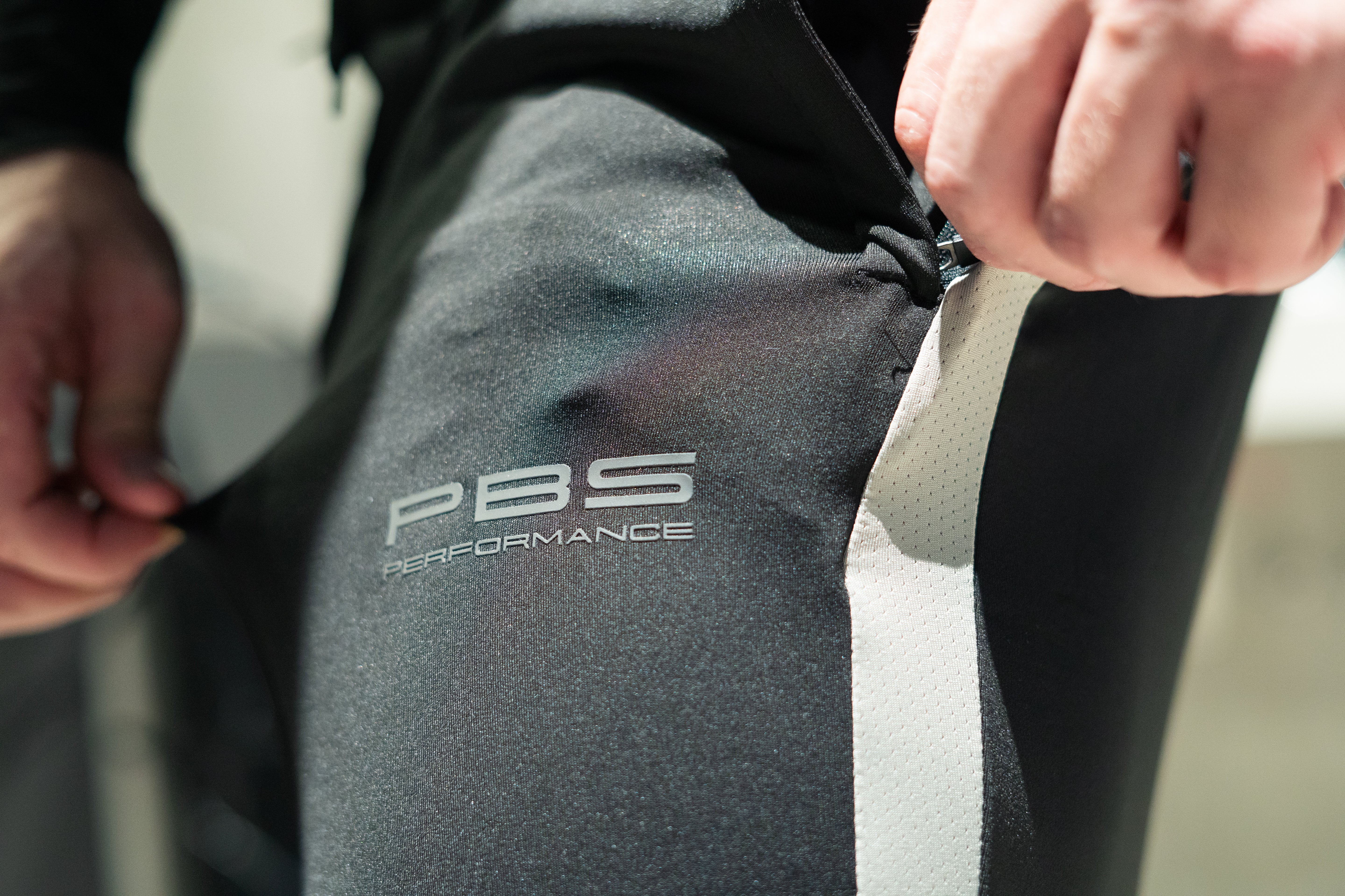 PERFORMANCE TECH PANT - NEGRO/GRIS
