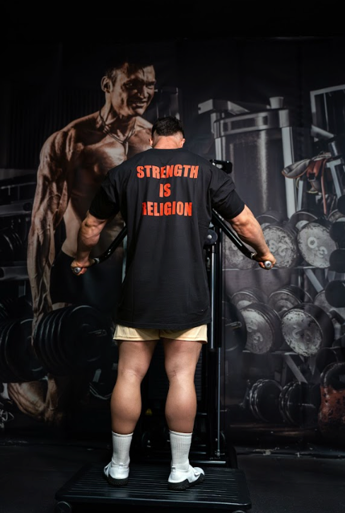 CAMISETA STRENGTH IS RELIGION - NEGRO