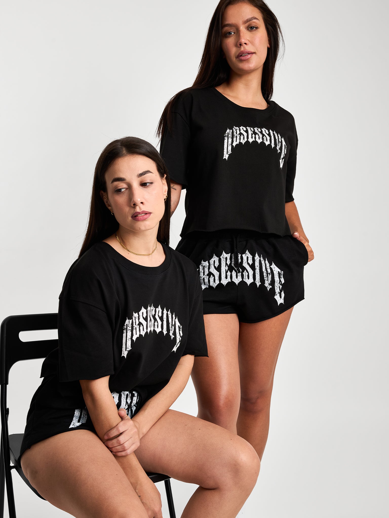 OBSESSIVE GRAPHIC CROPPED T-SHIRT - NEGRO