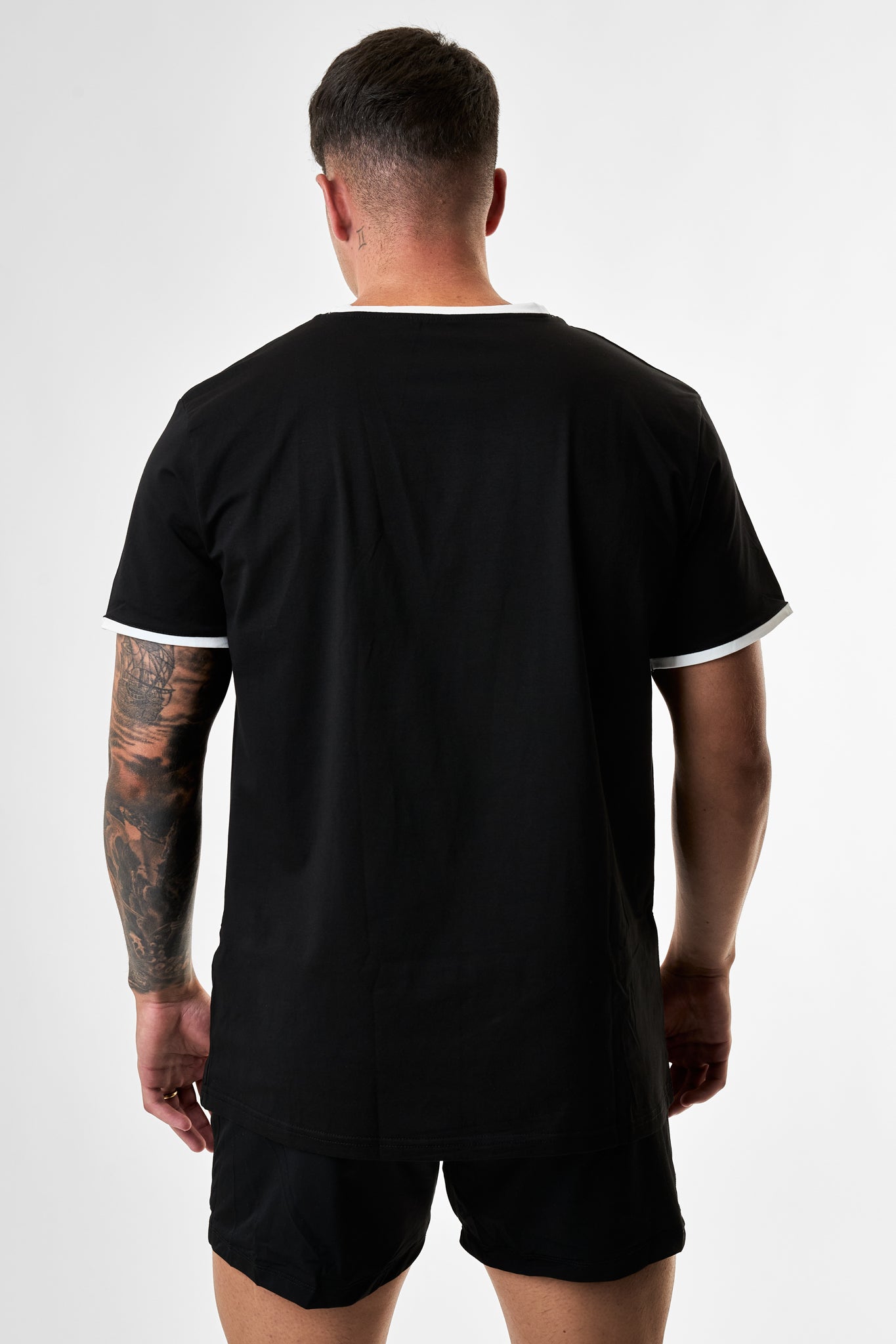CAMISETA BÁSICA PBS - NEGRO